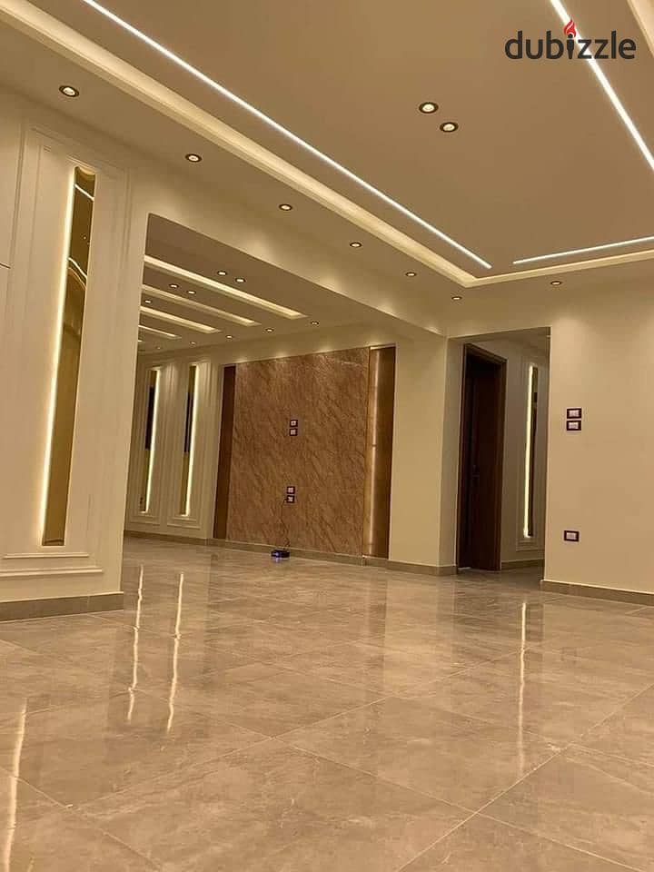 شقه ( 4 غرف ) متشطبه للبيع امام الرحاب بالتقسيط علي 8 سنين 0