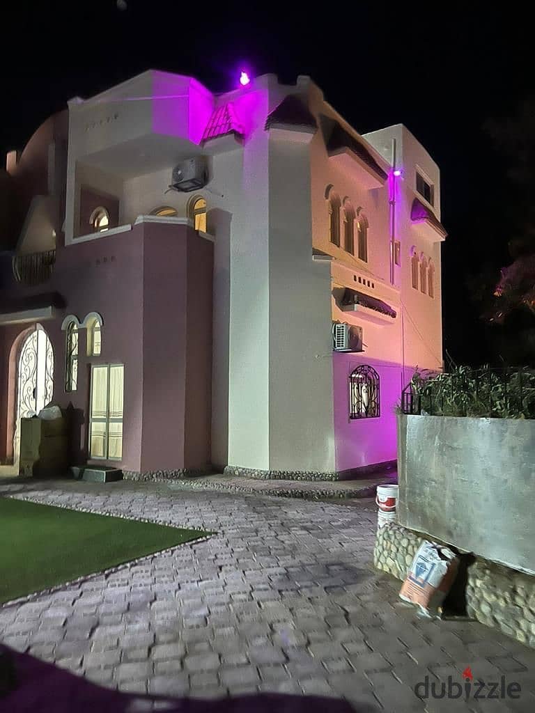 فيلا نادره في موقع مميز بالقرب من الممشي السياحي ، مسبح خاص ، حديقه خاقه، ٣ طوابق 0