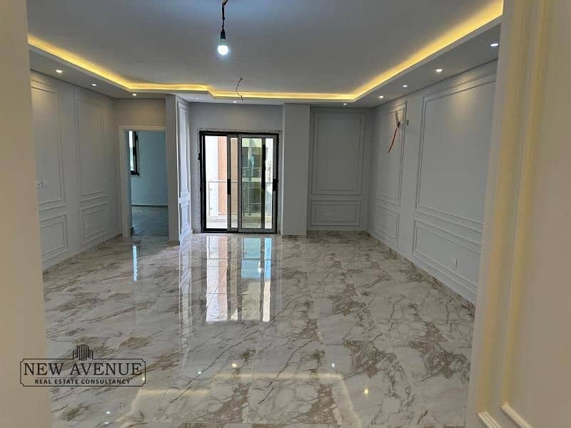 شقة - 3 غرف نوم - تشطيب كامل - موقع متميز جداً - في كمبوند La mirada - القاهرة الجديدة 0