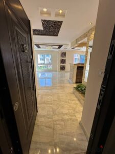 شقة 3 غرف _ متشطبة _ برايم لوكيشن _ للبيع بكمبوند الباتيو اورو من لافيستا بالتجمع الخامس بالتقسيط patio oro 12,464,980 ج.م