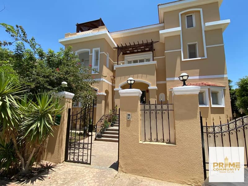 فيلا رائعة  بمساحة 800 متر بجاردن كبيرة متشطبة بحمام سباحة خاص وموقع مميز بمينا جاردن سيتي ب 6 اكتوبر للبيع Mena garden city 0