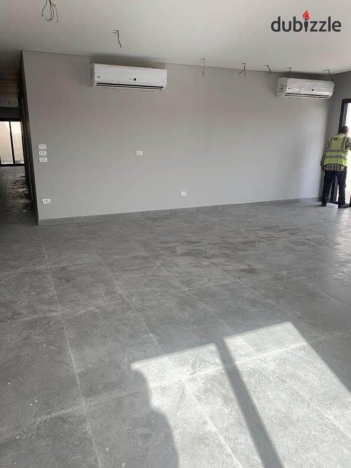 شقه بالروف بمساحة فيلا متشطبه خلف رويال سيتى فى فيلدج ويست 0