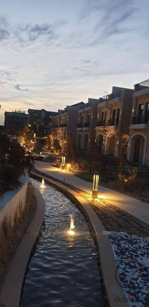 بالتقسيط تاون هاوس للبيع في كمبوند ذا مارك التجمع الخامس القاهرة الجديدة بفيو علي حمامات سباحة و لاند سكيب 0