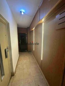 مقر مرخص اداري للايجار 300م بشارع من الطيران الرئيسى ببرج اداري وحديث 65,000 ج.م