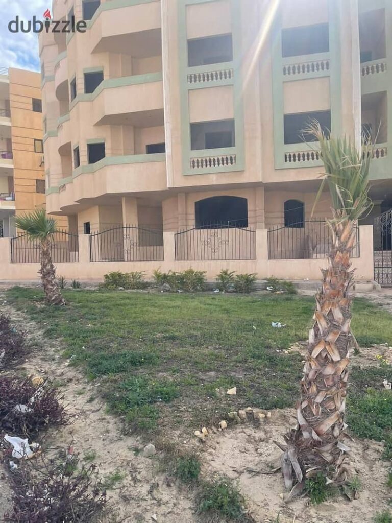 شقة 280 م + حديقة في المنطقة الثانية عمارات في الشروق عند نادي الشروق 0