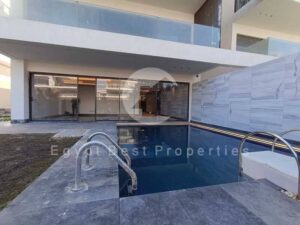 100,000 ج.م ليك فيو ٣ غرف مطبخ + تكيفات بحديقة وحمام سباحة خاص