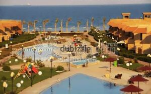 للبيع بمنتجع ماليبو العين السخنة شالية مفروش بالكامل بالأجهزة والتكييفات فيو رائع علي البحر وحمام السباحة -سعر مميز واستلام فورى 2,100,000 ج.م