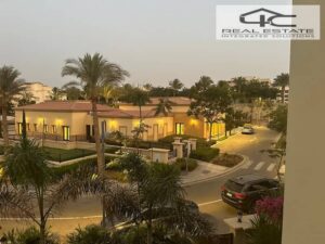 ب سعر مميز فيلا توين هاوس 410 م 4 غرف نوم تشطيب سوبر لوكس بالتكيفات و التدفئة استلام فوري في كمبوند اب تاون كايرو التجمع و المقطم uptown cairo 42,000,000 ج.م