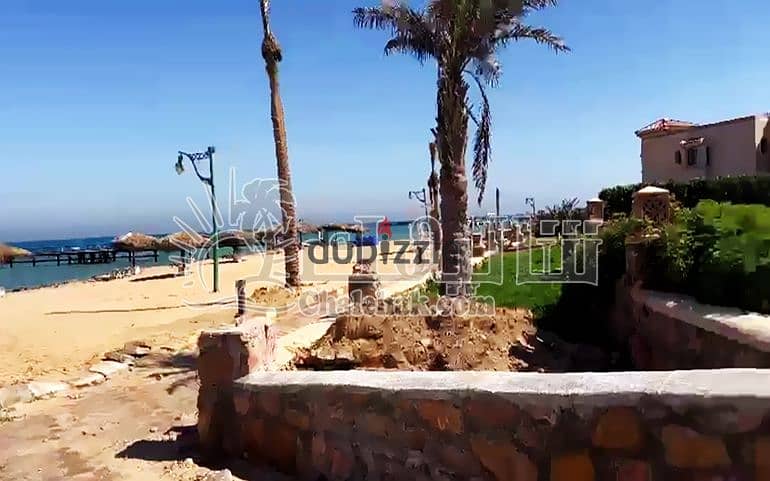 شاليه للبيع  ارضي بجاردن مفروش بالاجهزة والتكييفات صف اول علي البحر استلام فورى لالونا بيتش العين السخنة 0