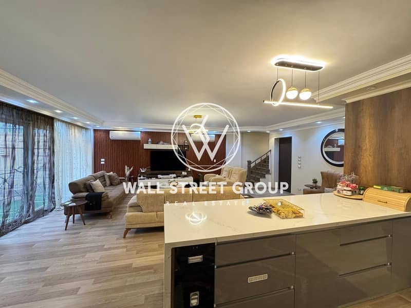 تاون هاوس للبيع 405م فى التجمع الخامس ( كمبوند لاروز زهرة ) حديقة امامية وحديقة خلفية كبيرة 0