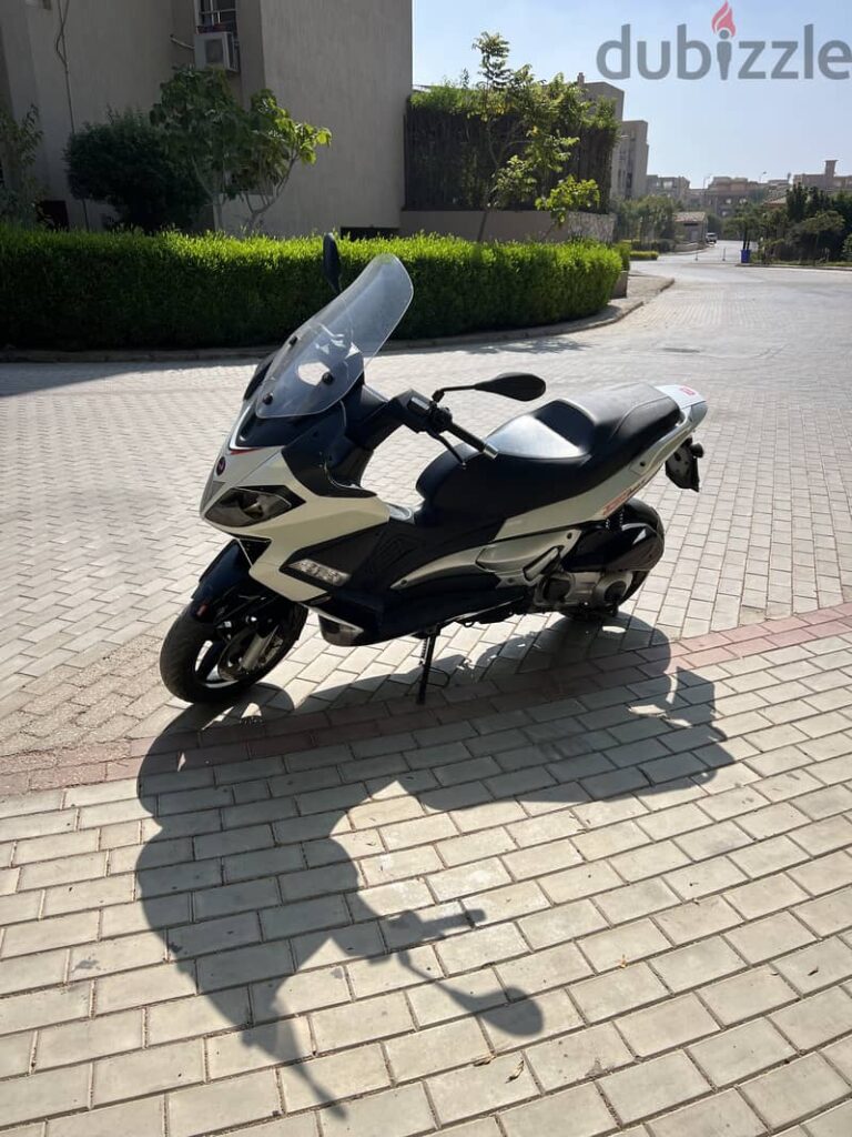 Aprilia SR Max 300 0