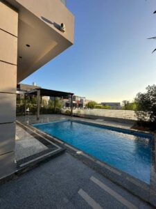 فيلا للإيجار بباتيو الزهراء – الشيخ زايد مسبح خاص – 5 غرف – 4 حمام بجوار الأهلي وبيفرلي هيلز ⏳ متاحة يومي/سنوي ‍‍‍ الإيجار للعائلات فقط 18,000 ج.م