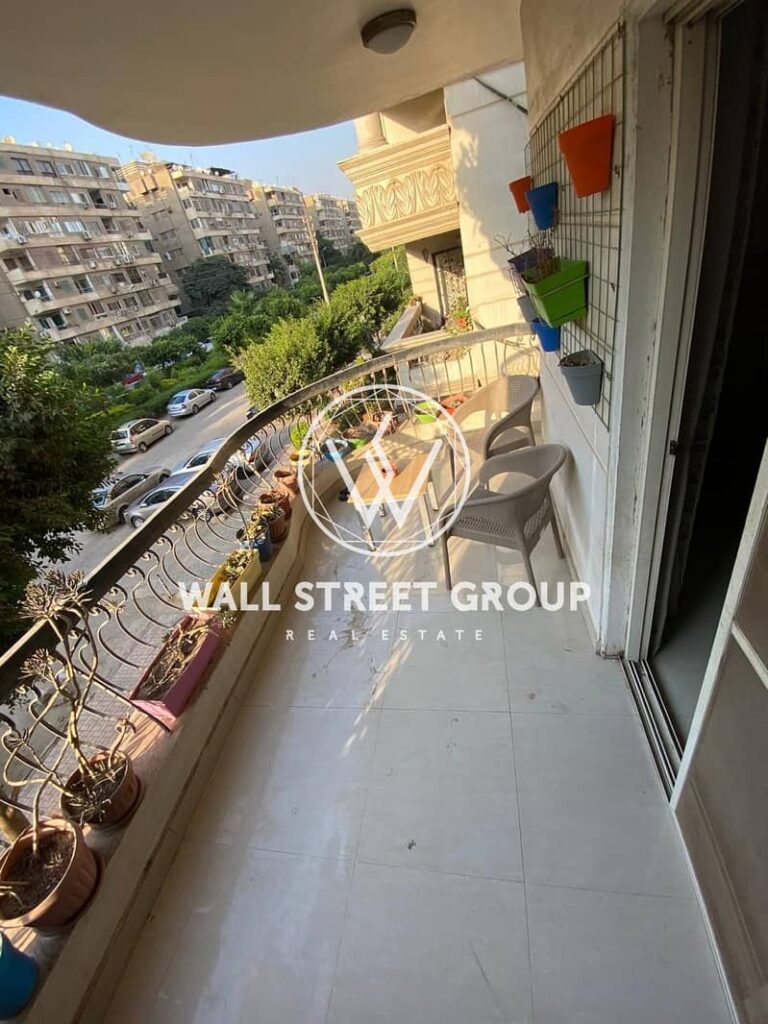 شقه سوبر لوكس تطل علي الشارع الرئيسي للبيع في النزهه الجديده 0