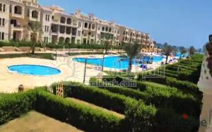 شاليه للبيع مفروش بالكامل بالأجهزة والتكييفات فيو على حمام السباحة في موقع مميز بقرية بالم بيتش – العين السخنة 5,900,000 ج.م