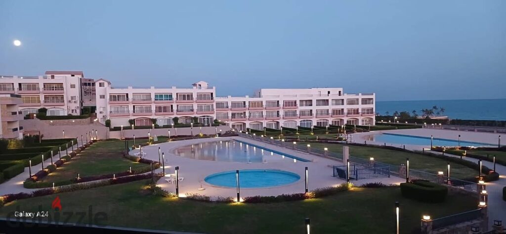 شاليه للبيع - بالعين السخنه - موقع متميز - وسط بين منتجع الجلاله وبورتو السخنه -  تانى علوى بالروف 0