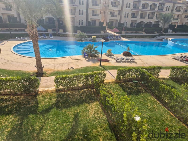 شالية للبيع يري البحر وحمام السباحة مفروش بالأجهزة والتكييفات بمنتجع بالم بيتش في العين السخنة 0