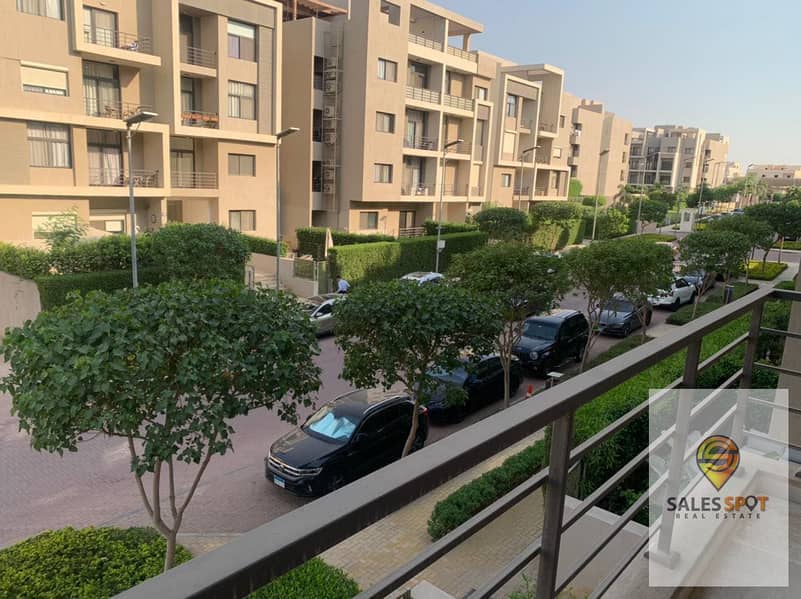 ستوديو للبيع بخصم 50% وممكن نقسط علي 8 سنين بدون فوايد في كمبوند تاج سيتي امام المطار  0