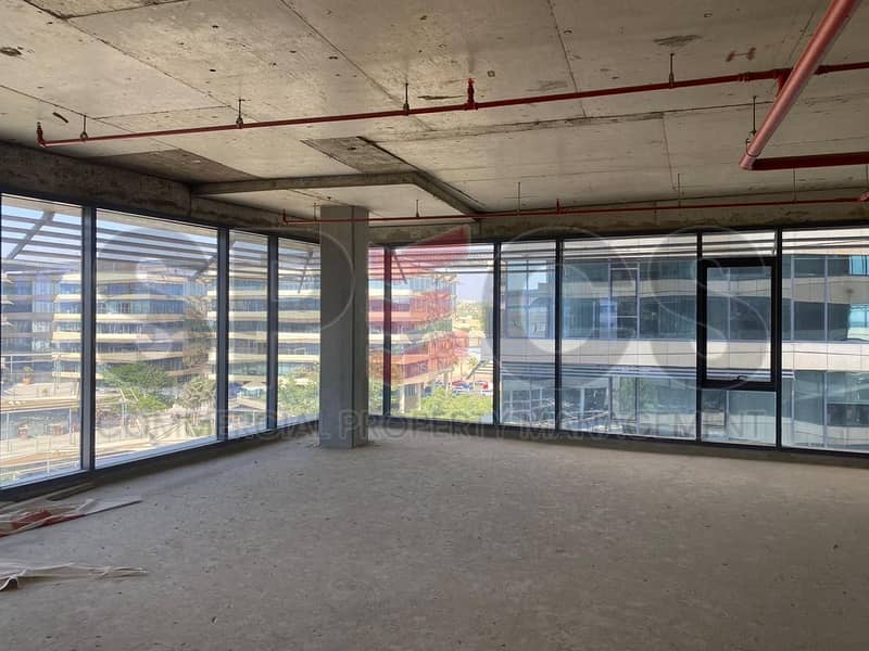 مكتب ادارى كورنر للبيع في بيفرلي هيلز - مساحه 264 متر باقل سعر نص تشطيب Office For Sale In Elsheikh Zayed 0