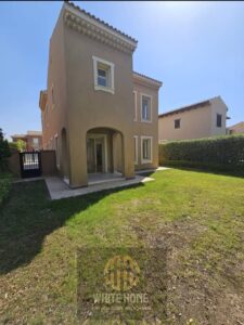 فيلا تشطيب سوبر لوكس ، بالمطبخ و التكييفات للايجار في كمبوند ميفيدا تشطيب ممتاز سعر لقطه اقل من سعر السوق بجانب الكلوب هاوس و المسبح و سوديك و ليك فيو 120,000 ج.م