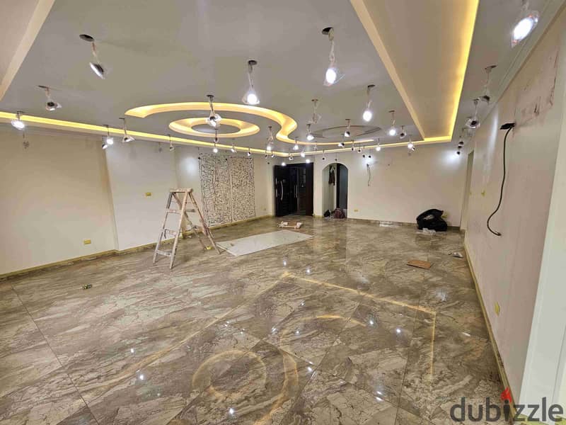 مكتب اداري مرخص 200م بمكرم عبيد الرئيسي تشطيب هاي لوكس 0