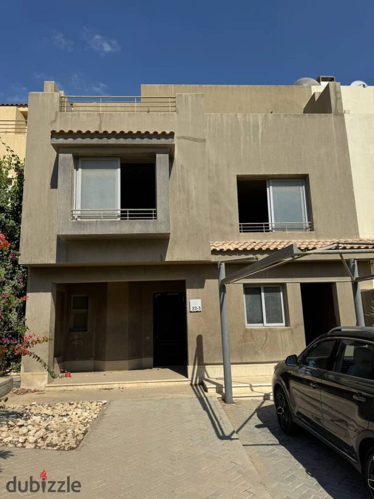 تاون ميدل صف تاني علي الجولف بسعر مغري في جولف فيو بالم هيلز 0