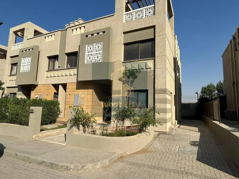 توين هاوس للايجار كمبوند جرين 4 اول سكن الترا لوكس جانب بالم هيلز 0