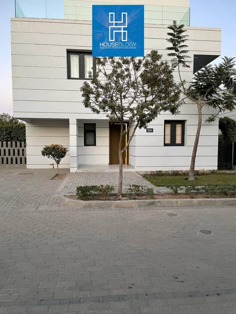 تاون هاوس 300م برايم لوكيشن متشطب بالكامل و استلام فوري للبيع بكمبوند البروج امام المركز الطبي العالمي Al Burouj 0