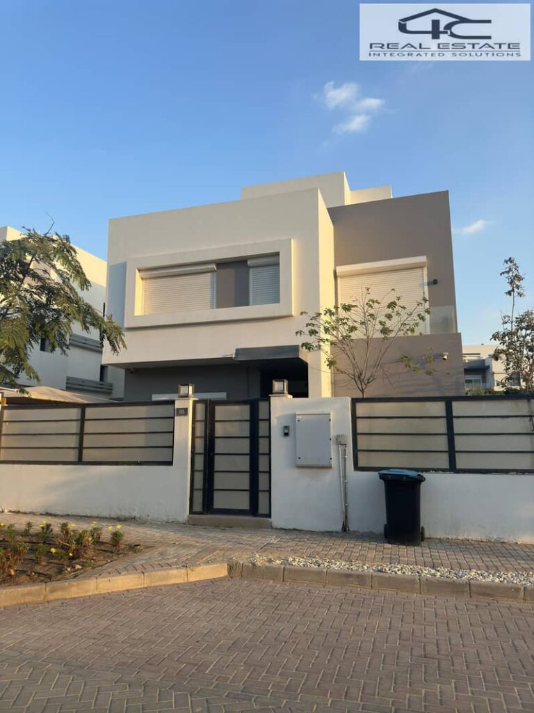 ب سعر مميز فيلا تاون هاوس كورنر  270م 4 غرف نوم استلام فوري متشطب بالتكيفات في كمبوند هايد بارك التجمع الخامس hyde park new cairo 0