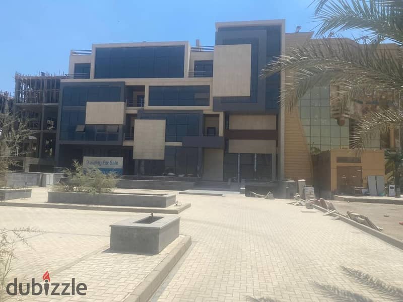 مول تجاري للبيع بالكامل استلام فوري في منطقة مجمع البنوك بالتجمع الخامس برايم لوكيشن علي شارع التسعين الجنوبي متشطب بالكامل الترا مودرن 0