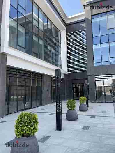 مخزن رسمي للايجار في مول بموقع متميز في التجمع الخامس مساحة ١٧٠ متر 0