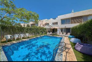 فيلا تاون هاوس 353م للبيع في هايسندا باي بحري، مساحة أرض 320م وحديقة 130م، حمام سباحة خاص، 5 غرف و3 ماستر، غرفة مربية، تشطيب كامل ومفروشة بالكامل 21,000,000 ج.م