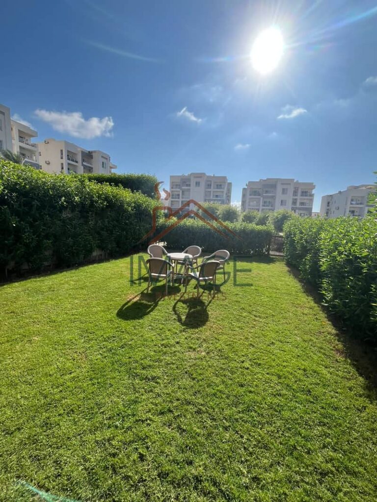 للبيع في أمواج الساحل الشمالي بإطلالة مباشرة على بحيرة المرحلة الفندقية وخطوات من الأكوا، يتكون من 2 نوم و2 حمام وحديقة خاصة 0