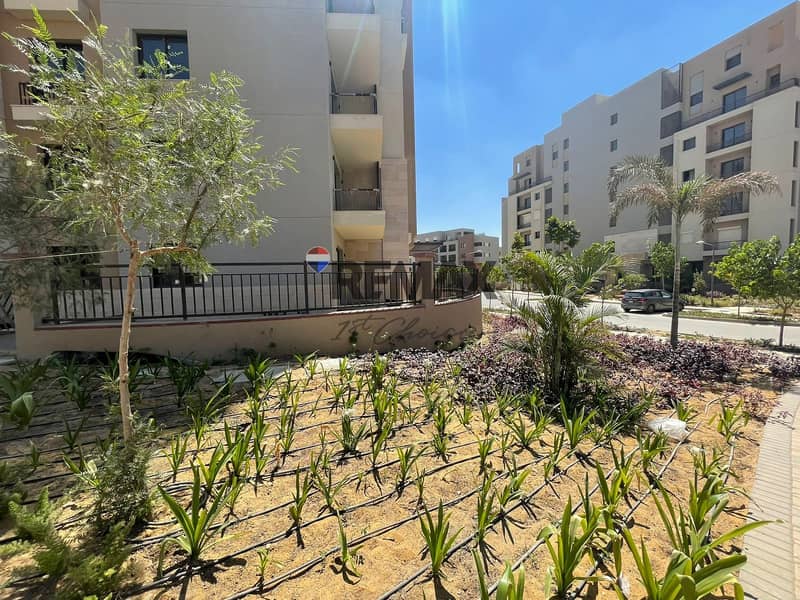 للبيع لقطة ارضي بجاردن بموقع متميز 0