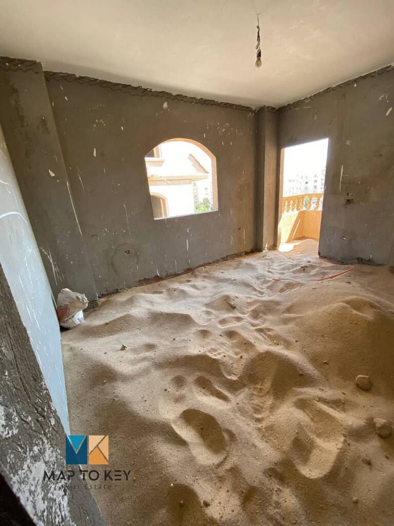 شقة غرفتين نص تشطيب للبيع في كومبوند في التجمع الخامس 0