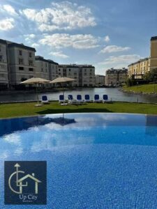 85,000 ج.م ايفيلا ٣ غرف نوم مفروشة بالكامل فرش فندقي للايجار في ماونتن فيو هايد بارك قريبه من حمامات السباحة