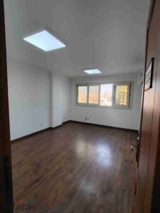 دور كامل للايجار بشارع رئيسي 700م اول استخدام بسعر مغري ببرج جديد 150,000 ج.م