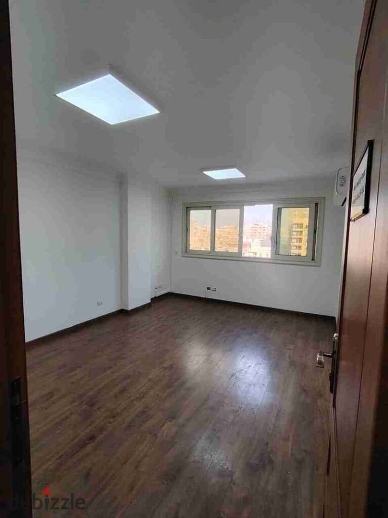 دور كامل للايجار بشارع رئيسي 700م اول استخدام بسعر مغري ببرج جديد 0