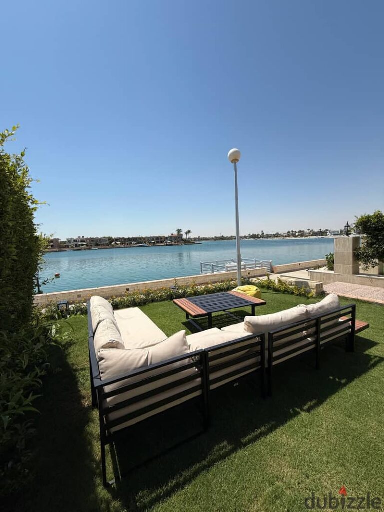 فيلا للبيع في مارينا 5   أول صف على البحيرة الصخرية – موقع مميز 0