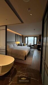 فرصه للاستثمار لا تتعوض شقه فندقيه استلام شهور مع فنادق روتانا العالميه متشطبه بالتكيفات ومع شركه المراسم في قلب الجولدن اسكوير بالتقسيط 7,500,000 ج.م