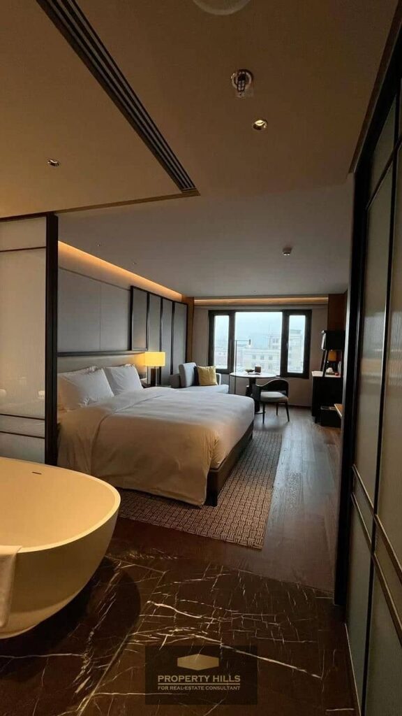 فرصه للاستثمار لا تتعوض شقه فندقيه استلام شهور مع فنادق روتانا العالميه متشطبه بالتكيفات ومع شركه المراسم في قلب الجولدن اسكوير بالتقسيط 0