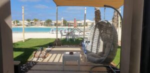 فرصة استثمارية قوية كابين 57 متر للبيع في Hacienda Bay صف أول على البحر، متشطب بالكامل، مفروش، موقع مميز جدًا 8,500,000 ج.م