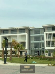 بسعر مغري لسرعة البيع شقه بفيو بانورامى للاهرامات و لاند سكيب موقع مميز جدا علي طريق الصحراوي بجوار بالم هيلز palm hills 6,000,000 ج.م