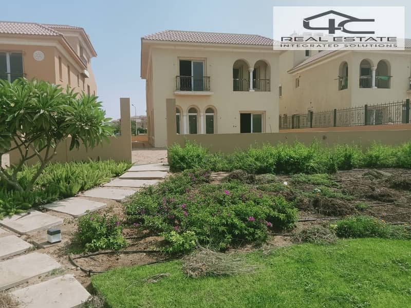 للبيع فيلا مستقلة كورنر 330م + 90م بيزمنت استلام فوري باقل سعر  اميز موقع في كمبوند هايد بارك التجمع الخامس Hyde park new cairo 0