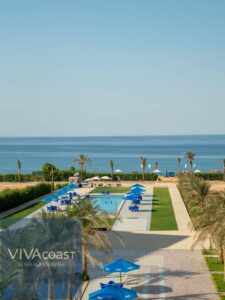 • شاليه جاهز للبيع في العين السخنة – 115 متر – صف أول على البحر – تشطيب كامل – قريب من لا ڤيستا السخنة وبورتو السخنة – فيفا كوست الجلالة 5,300,000 ج.م