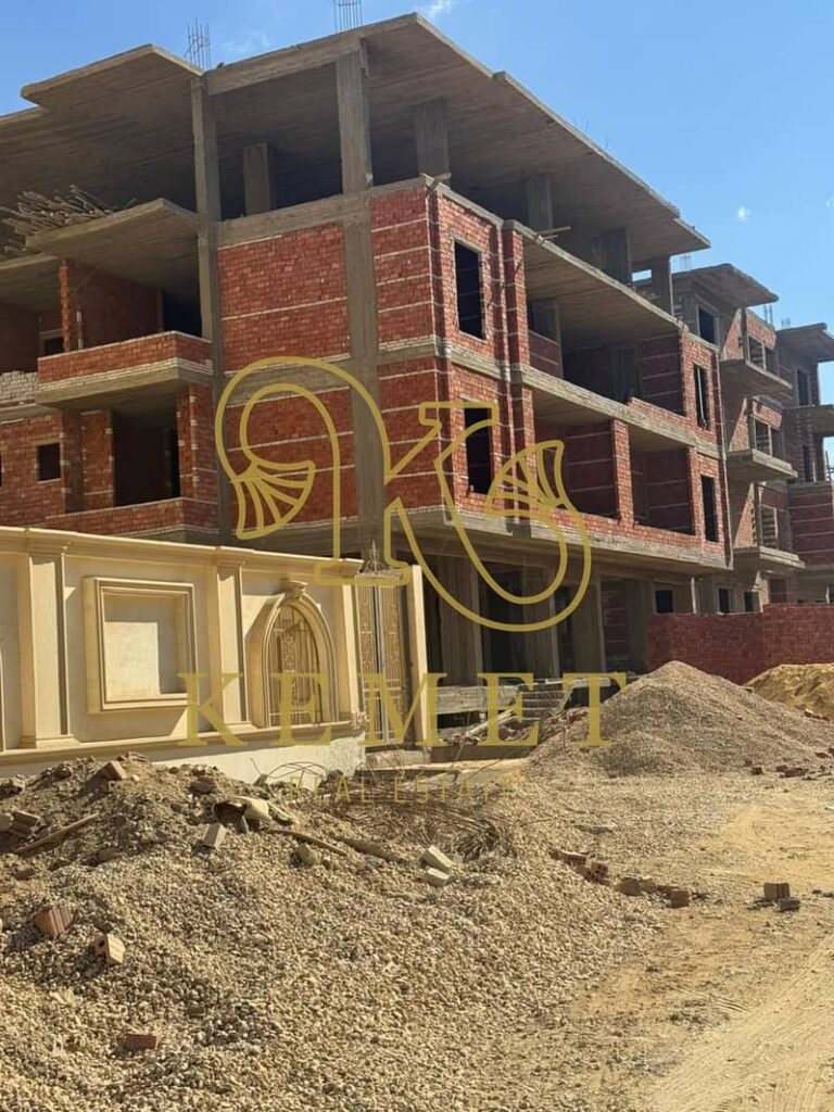 شقة 250م في الحي الأول ببيت الوطن بحري صريح، 3 غرف و3 حمامات وريسبشن ومطبخ. سعر المتر 20 ألف بمقدم 75% و25% عند الاستلام 0