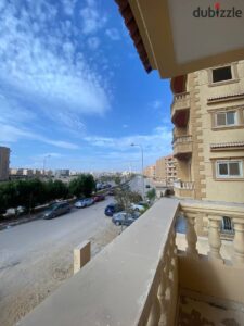 شقة في موقع مميز بأرض المخابرات بحدائق أكتوبر، قريبة من جميع الخدمات والمواصلات والمحاور الرئيسية، بمنطقة راقية وهادية بالكامل. 2,800,000 ج.م