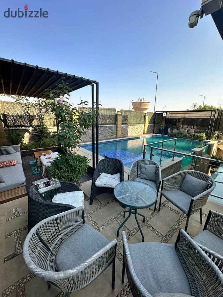 فيلا مستقلة للبيع بكمبوند اب ڤيل  خلف مول مصر وامام نادى وادى دجلا 0