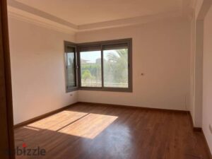 فيلا للإيجار 4 غرف نوم بالمطبخ والتكييفات تشطيب المالك موقع مميز في كمبوند فيليدج جاردن قطامية التجمع الخامس 85,000 ج.م