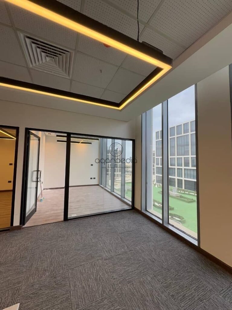 مكتب إداري مميز للإيجار  بتشطيب كامل في كايرو فستيفال سيتي (CFC) - موقع استراتيجي 0