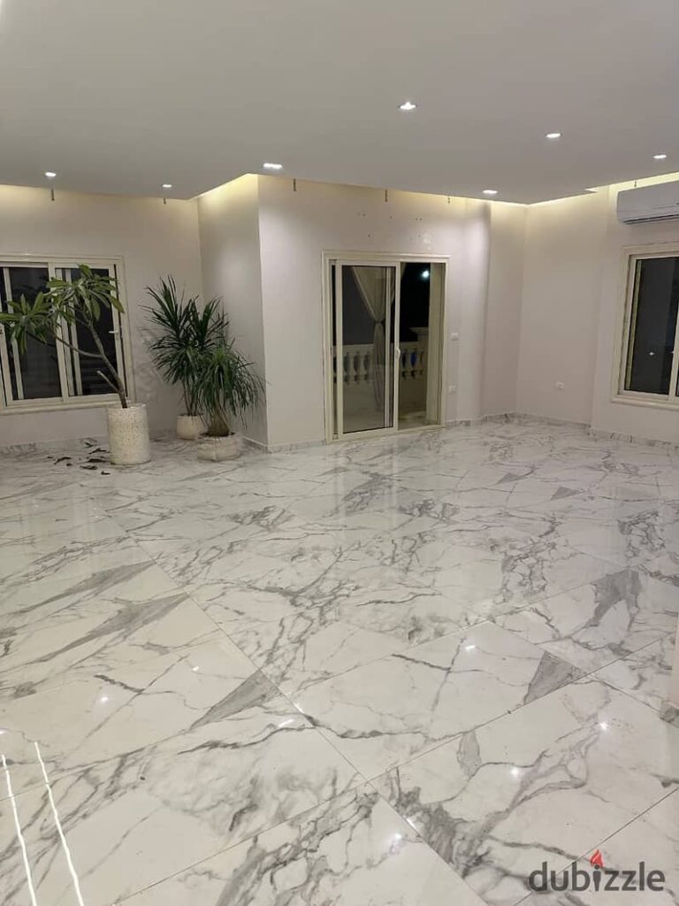 **شقة للإيجار – القاهرة الجديدة – التجمع الخامس – فيلات النرجس 1** **موقع مميز جداً – خطوات من شارع التسعين الجنوبي**  شقة فاخرة للإيجار بموقع استثن 0